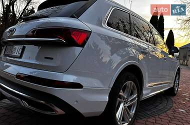 Позашляховик / Кросовер Audi Q7 2021 в 