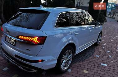 Позашляховик / Кросовер Audi Q7 2021 в 