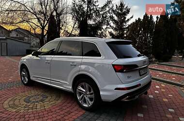 Позашляховик / Кросовер Audi Q7 2021 в 