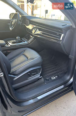 Внедорожник / Кроссовер Audi Q7 2022 в 