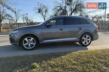 Внедорожник / Кроссовер Audi Q7 2015 в 