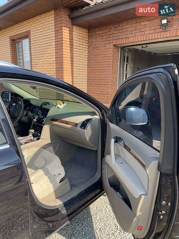 Позашляховик / Кросовер Audi Q7 2012 в Вараші