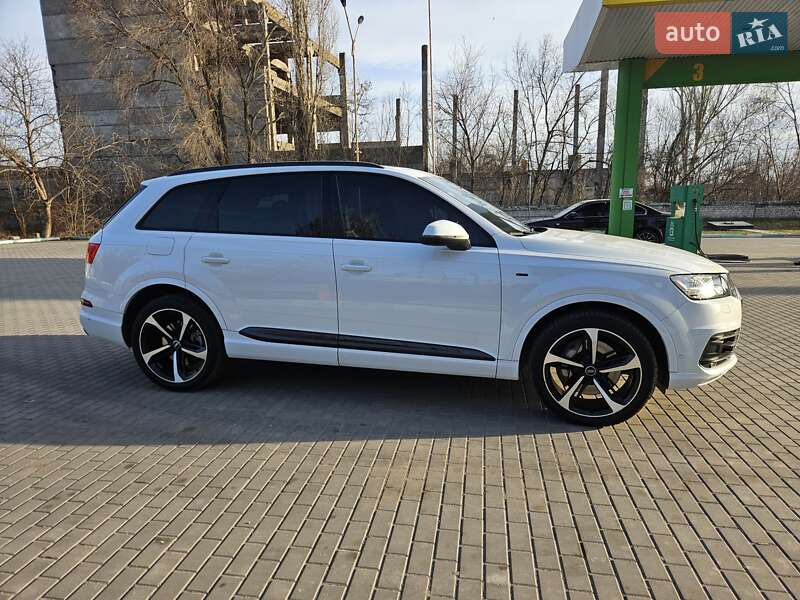 Позашляховик / Кросовер Audi Q7 2018 в 