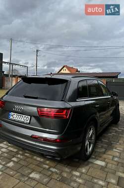 Позашляховик / Кросовер Audi Q7 2018 в 