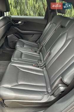 Позашляховик / Кросовер Audi Q7 2018 в 