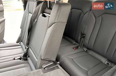 Позашляховик / Кросовер Audi Q7 2023 в 