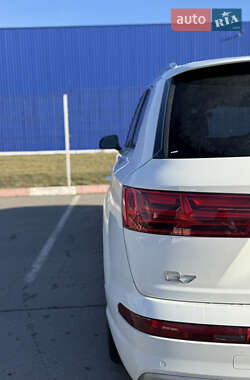Позашляховик / Кросовер Audi Q7 2019 в 