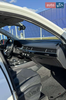 Позашляховик / Кросовер Audi Q7 2019 в 