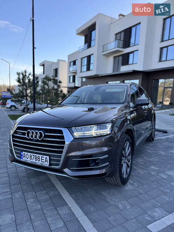 Позашляховик / Кросовер Audi Q7 2017 в Ужгороді