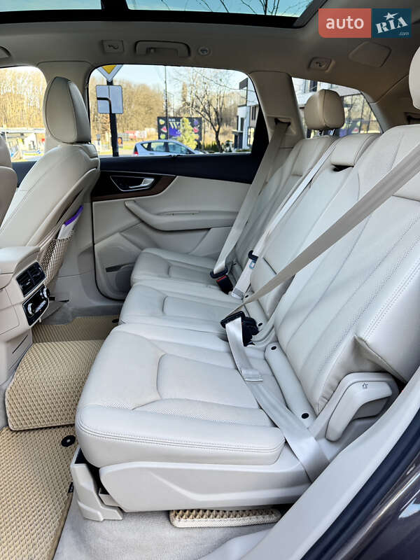 Позашляховик / Кросовер Audi Q7 2017 в Ужгороді