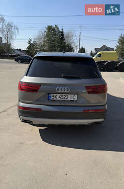 Внедорожник / Кроссовер Audi Q7 2015 в 