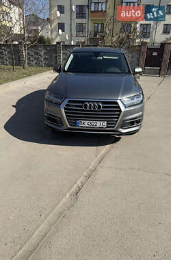 Внедорожник / Кроссовер Audi Q7 2015 в 