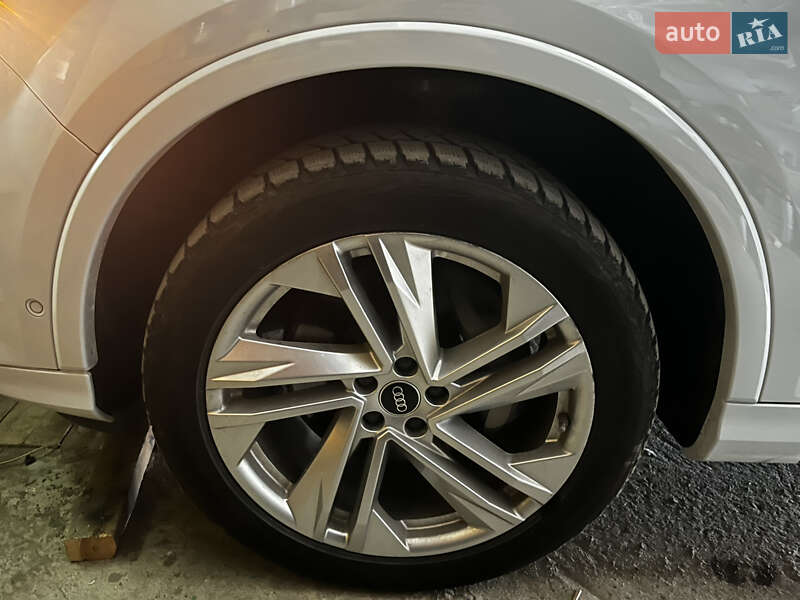 Внедорожник / Кроссовер Audi Q7 2023 в Нетешине