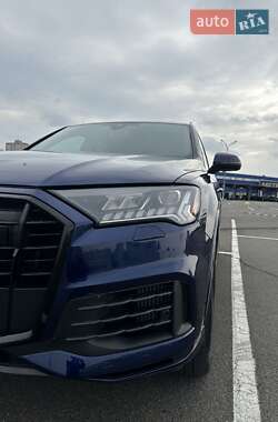 Позашляховик / Кросовер Audi Q7 2023 в 