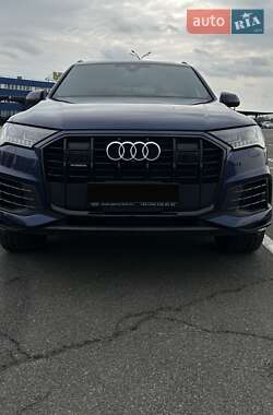 Позашляховик / Кросовер Audi Q7 2023 в 