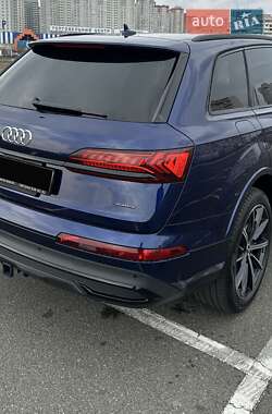 Позашляховик / Кросовер Audi Q7 2023 в 