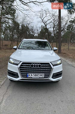 Внедорожник / Кроссовер Audi Q7 2018 в 