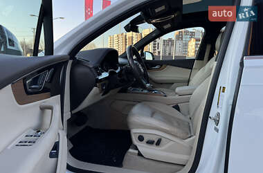 Внедорожник / Кроссовер Audi Q7 2016 в 