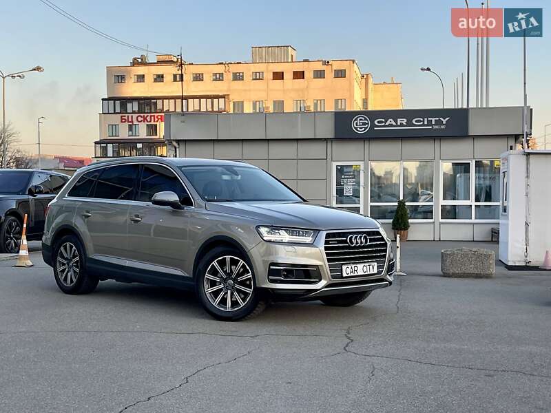 Внедорожник / Кроссовер Audi Q7 2015 в 