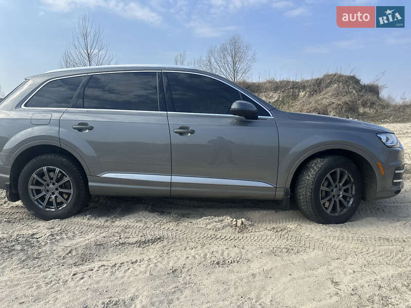 Внедорожник / Кроссовер Audi Q7 2017 в Барышевке