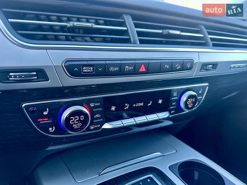 Внедорожник / Кроссовер Audi Q7 2017 в Барышевке