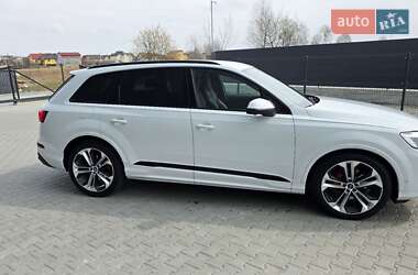 Позашляховик / Кросовер Audi Q7 2024 в 