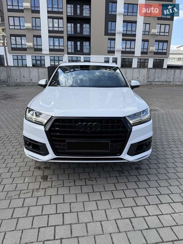 Внедорожник / Кроссовер Audi Q7 2018 в 