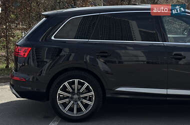 Позашляховик / Кросовер Audi Q7 2018 в 