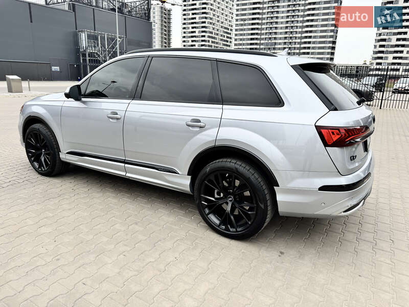 Позашляховик / Кросовер Audi Q7 2021 в 