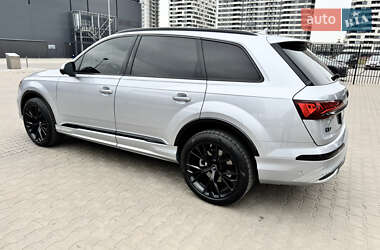 Позашляховик / Кросовер Audi Q7 2021 в 