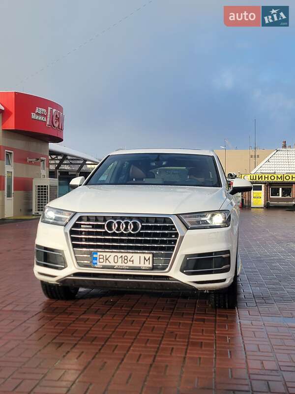 Внедорожник / Кроссовер Audi Q7 2017 в Ровно