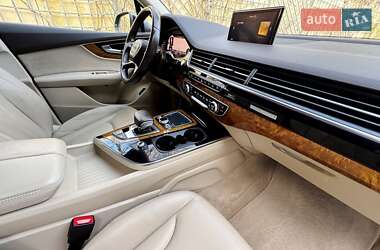 Внедорожник / Кроссовер Audi Q7 2016 в 