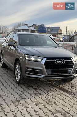 Внедорожник / Кроссовер Audi Q7 2016 в 
