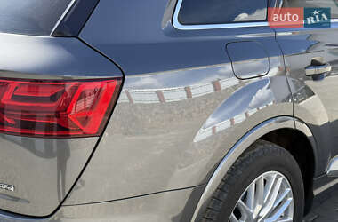 Позашляховик / Кросовер Audi Q7 2018 в 