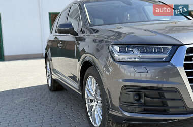 Позашляховик / Кросовер Audi Q7 2018 в 