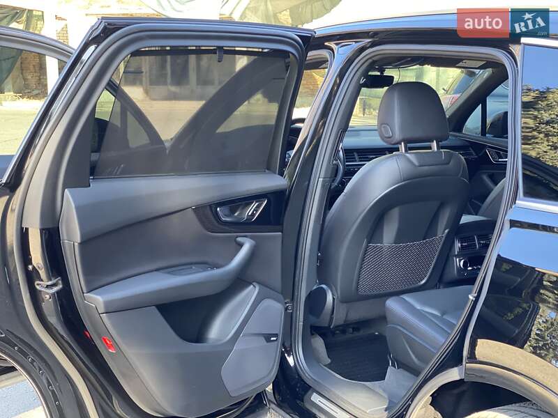 Внедорожник / Кроссовер Audi Q7 2016 в Соленом