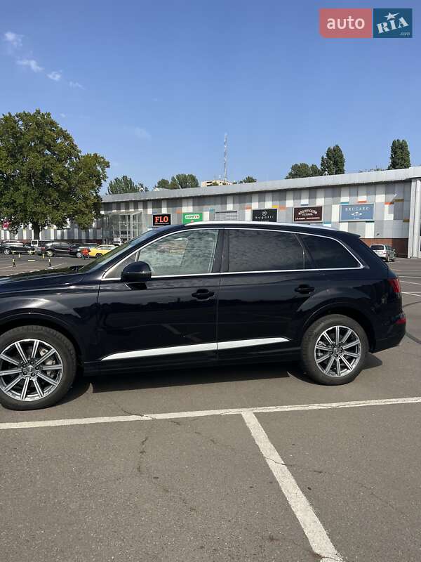 Позашляховик / Кросовер Audi Q7 2018 в 