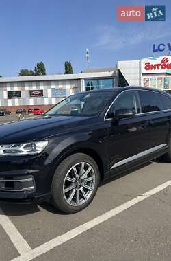 Позашляховик / Кросовер Audi Q7 2018 в 