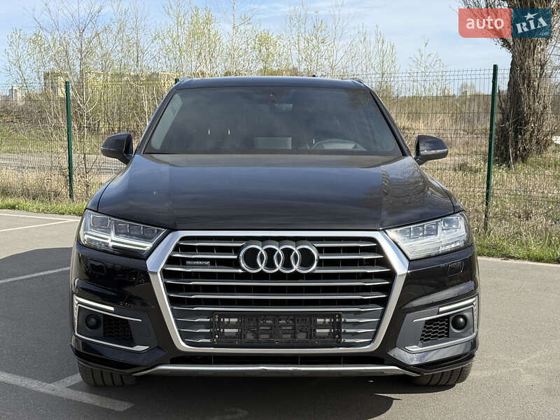 Позашляховик / Кросовер Audi Q7 2017 в 
