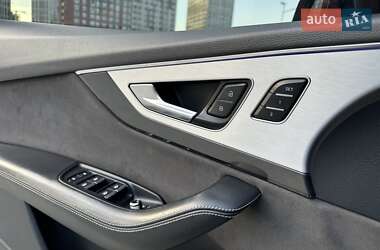 Позашляховик / Кросовер Audi Q7 2015 в 