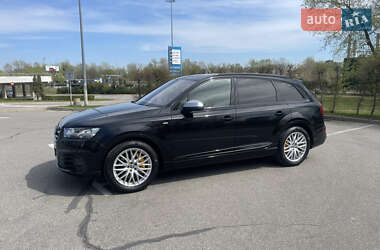 Позашляховик / Кросовер Audi Q7 2015 в 