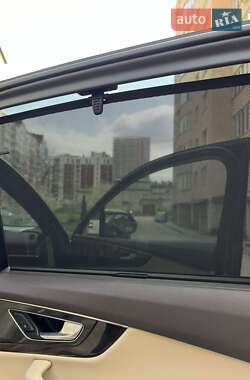Внедорожник / Кроссовер Audi Q7 2016 в 