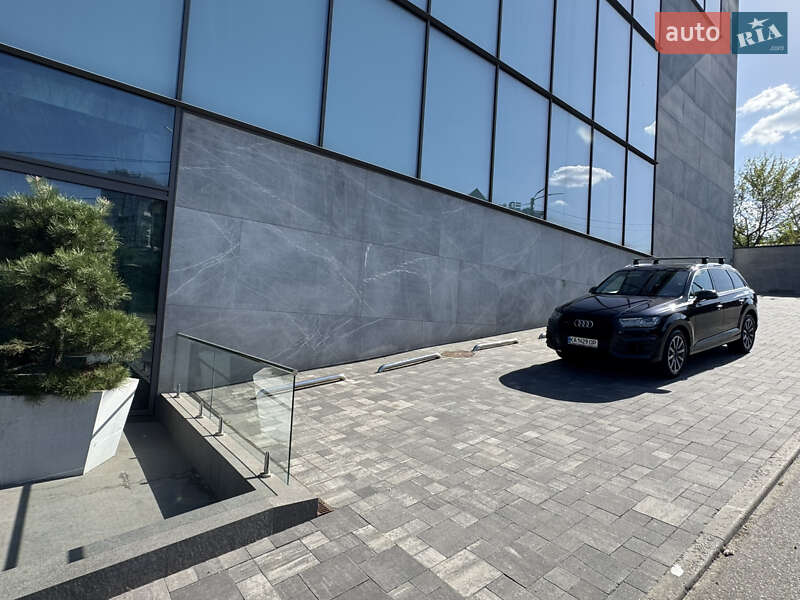 Внедорожник / Кроссовер Audi Q7 2017 в 