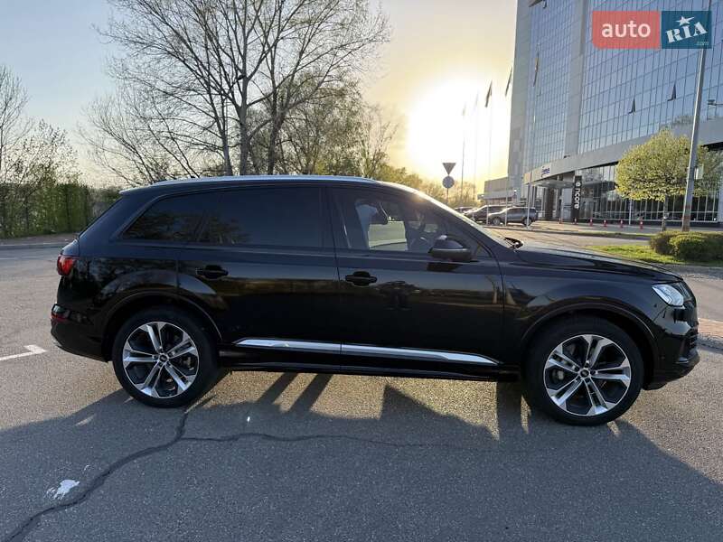 Внедорожник / Кроссовер Audi Q7 2020 в 