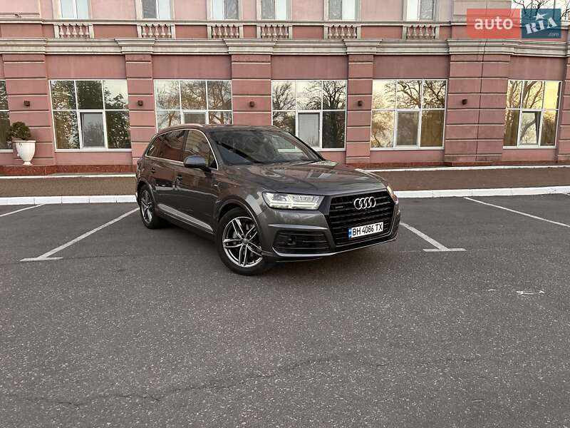 Внедорожник / Кроссовер Audi Q7 2018 в 