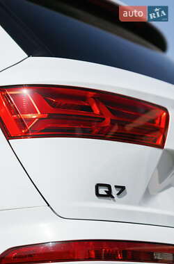 Внедорожник / Кроссовер Audi Q7 2017 в 