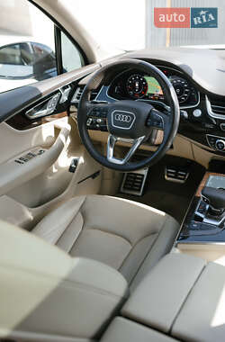 Внедорожник / Кроссовер Audi Q7 2017 в 