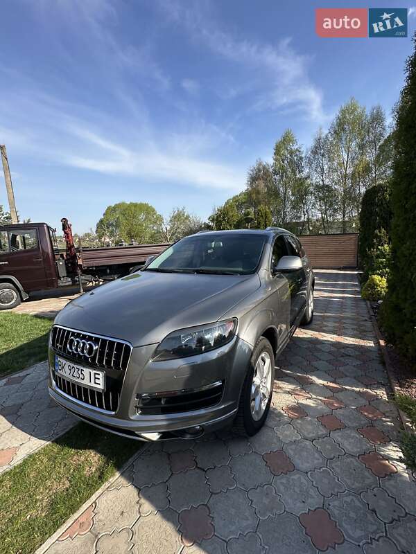 Позашляховик / Кросовер Audi Q7 2011 в Острозі
