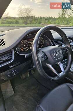 Внедорожник / Кроссовер Audi Q7 2016 в 