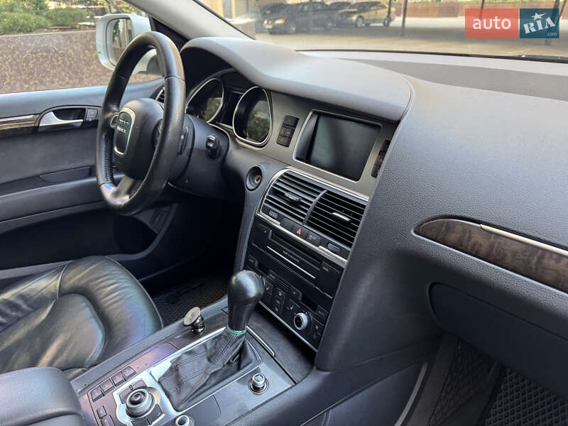 Внедорожник / Кроссовер Audi Q7 2010 в 
